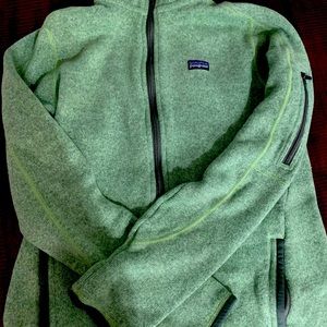 Patagonia sweater jacket - green size medium, great condition